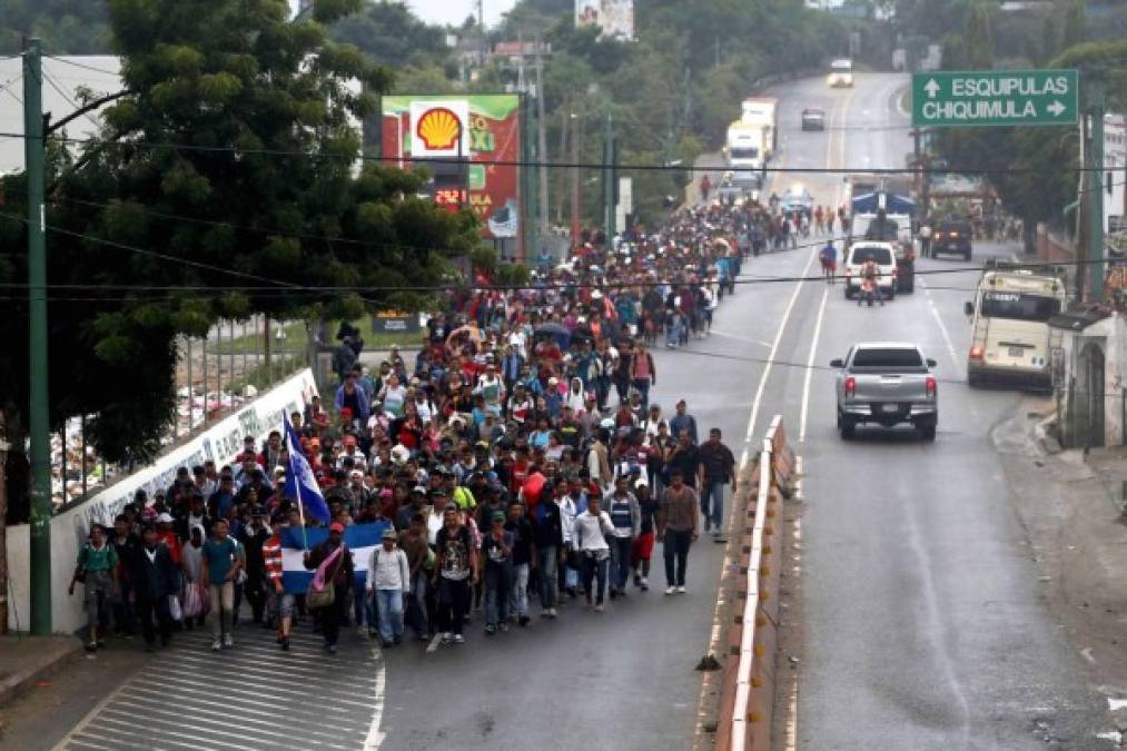 Un primer grupo de cuatrocientos migrantes llegó ya a la capital de Guatemala y se resguardan de la incesante y persistente lluvia debajo de un puente y también en un albergue.