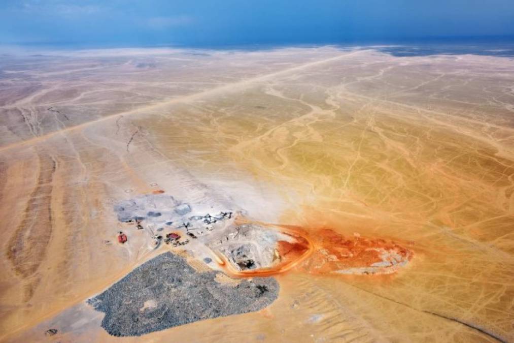 Vista aérea en el desarrollo de la explotación minera, cantera en el desierto de Namib, Namibia.