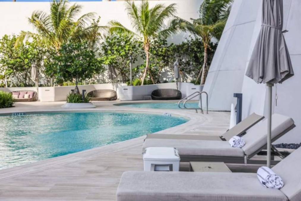La piscina exterior del edificio de la familia Beckham en Miami.