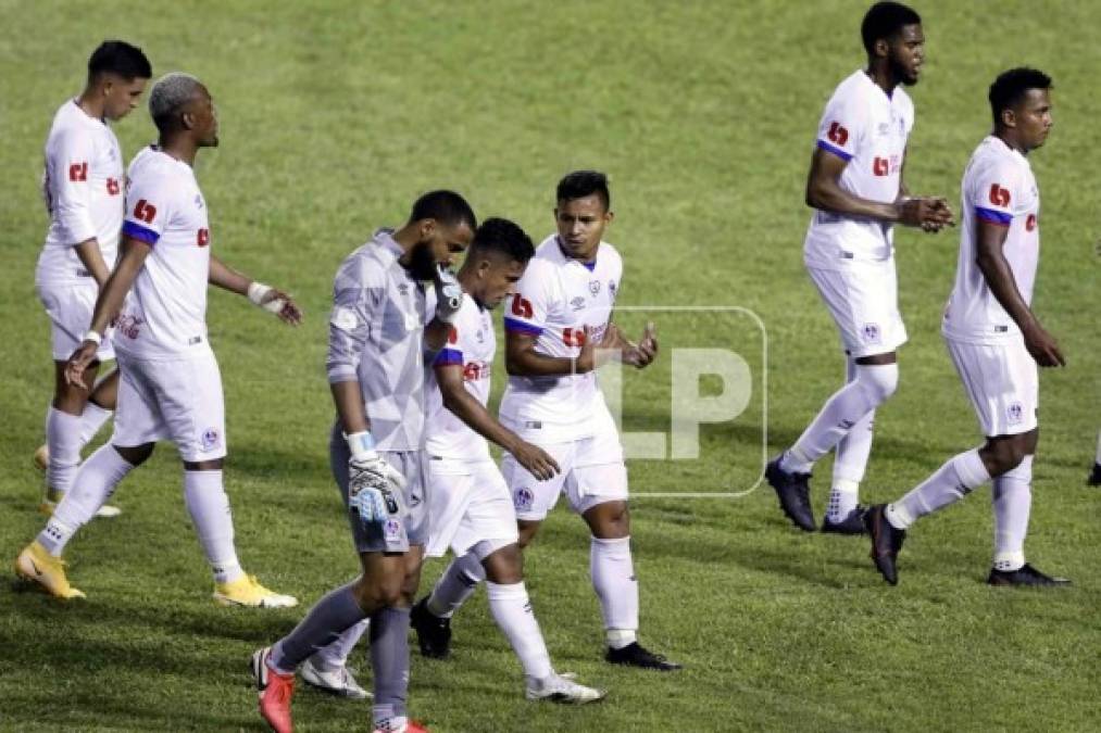 Los jugadores del Olimpia no salieron nada contentos al final del primer tiempo.