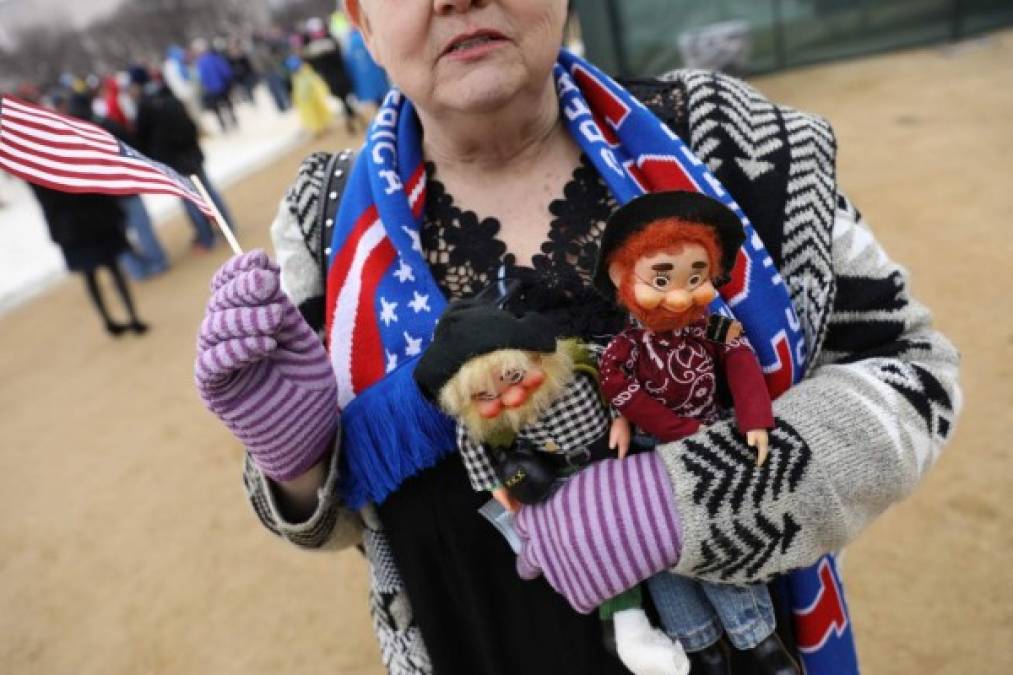 Esta mujer asistió al evento del día en la capital estadounidense al que llevó su bandera y un par de muñecos.