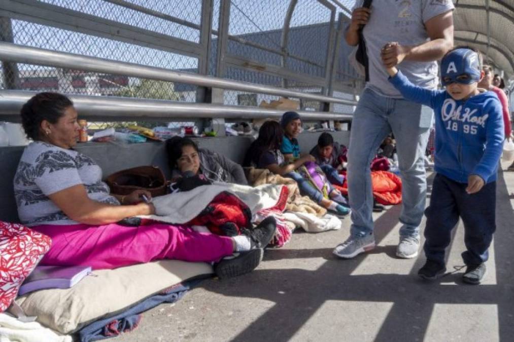 Los 254 migrantes, entre los que se encuentran hondureños, salvadoreños y guatemaltecos, llevan dos semanas durmiendo en el lado mexicano del puente fronterizo para no perder su lugar en la fila.