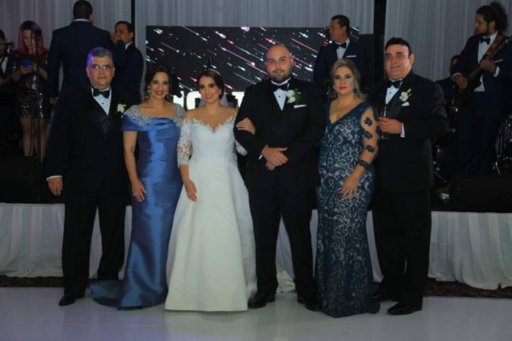 Fernando y Marlen Restrepo, los novios, Gabriela y Roberto Interiano.