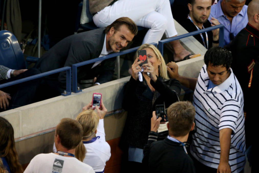 Una fan se toma una foto con el futbolista David Beckham.