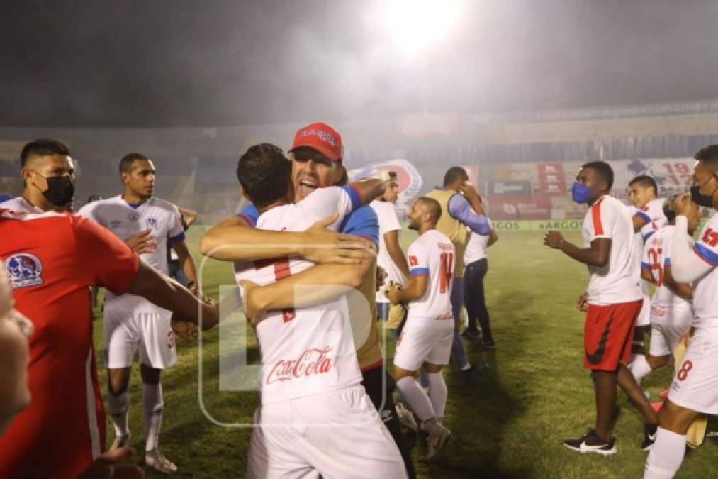 Ante la ausencia de Pedro Troglio por castigo, su asistente técnico Gustavo Reggi celebró primero en el campo con los jugadores.