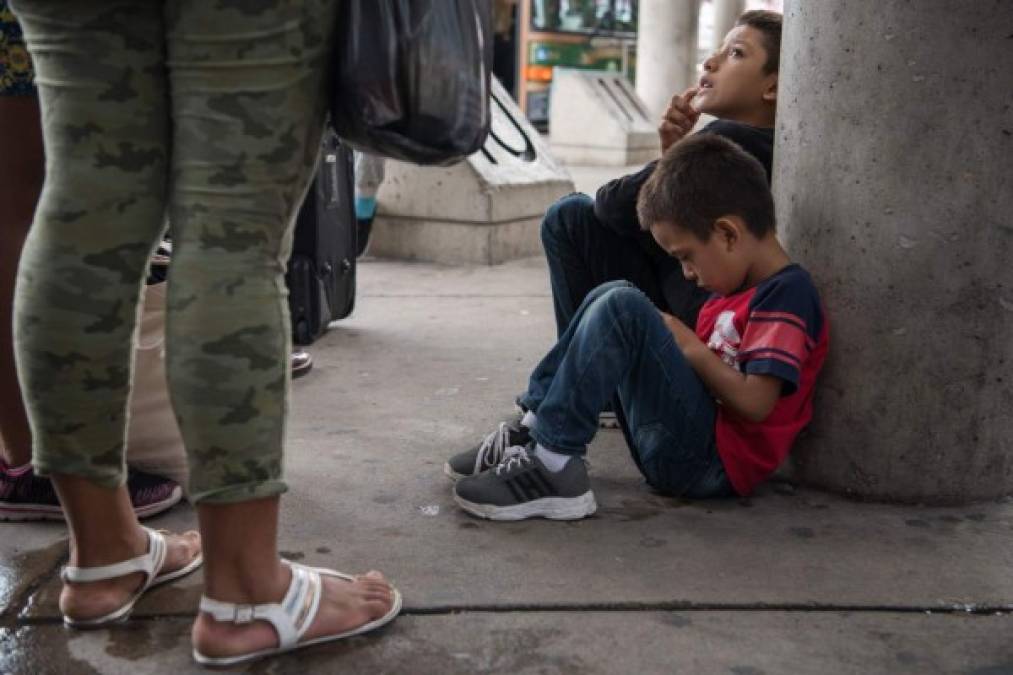 Los inmigrantes fueron dejados en una estación de buses de McAllen, desde donde viajarán para reunirse con sus familiares en distintos estados de EEUU.