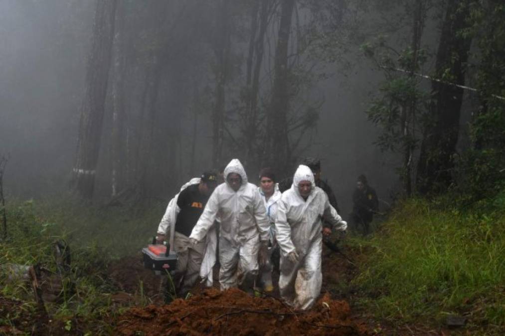 Agentes de Medicina Forense realizaron el levantamiento de los cadáveres y ahora se realizará la etapa de atopsia.