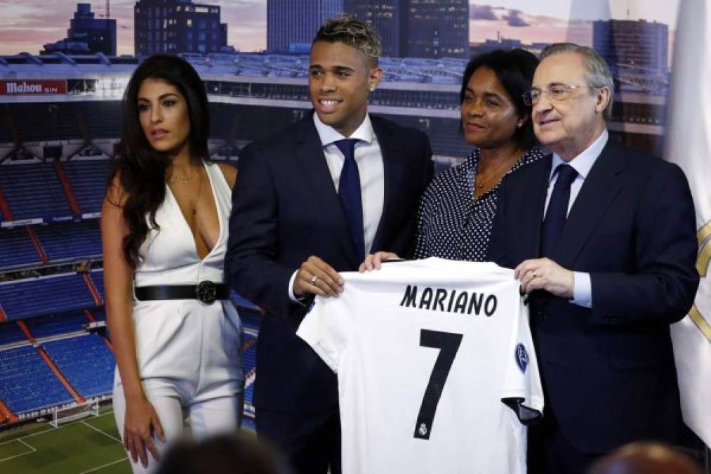 Mariano Díaz ha sido presentado como nuevo jugador del Real Madrid, y durante el acto celebrado en el estadio Santiago Bernabéu ha estado acompañado de su pareja, Yaiza Moreno.