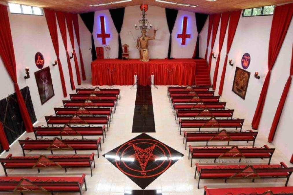 La Iglesia de Satanás se inauguró el día de Halloween de 2015 en Detroit y ha permanecido en funciones hasta el día de hoy. <br/><br/>Durante sus ceremonias, rinden culto a los siguientes ocho demonios: