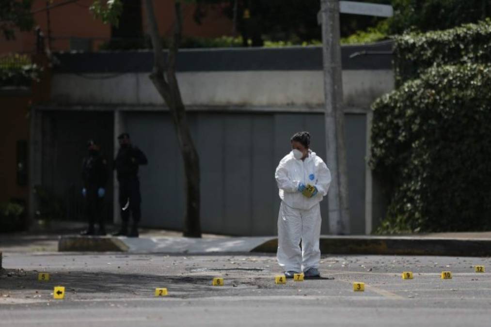 MEX3207. CIUDAD DE MÉXICO (MÉXICO), 26/06/2020.- Peritos forenses laboran en la zona del atentado por un grupo armado al secretario de seguridad ciudadana, Omar García Harfuch, la mañana de este viernes en Ciudad de México (México). Al menos dos policías han muerto en el atentado contra el jefe de Seguridad de la Ciudad de México, Omar García Harfuch, confirmaron a EFE este viernes fuentes de la Secretaría de Seguridad Ciudadana (SSC) de la capital. EFE/Sáshenka Gutiérrez<br/>