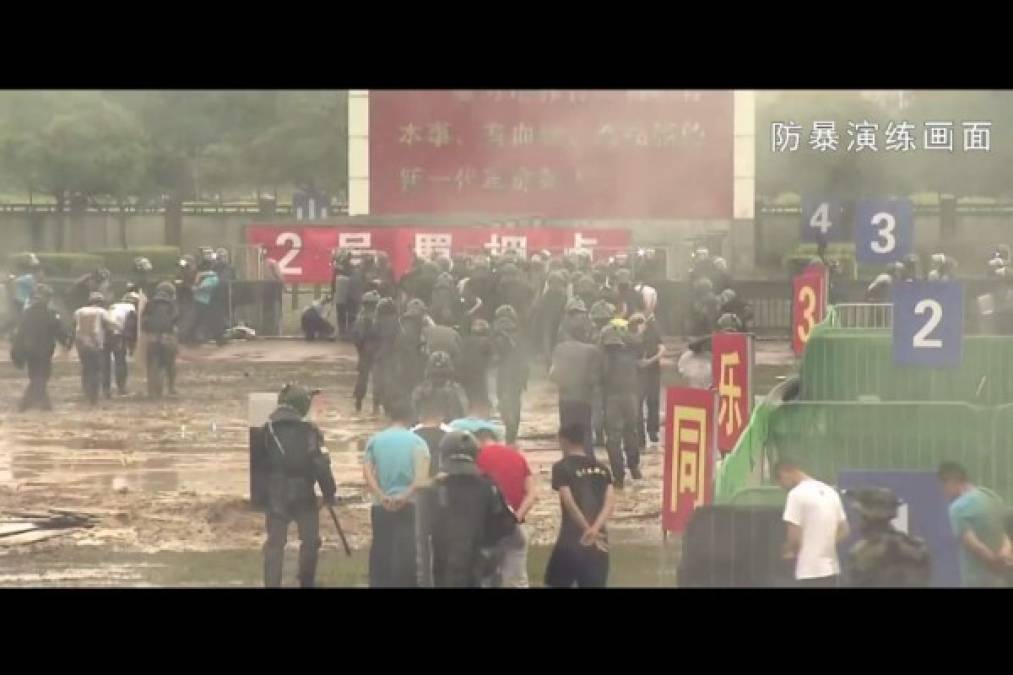 Al final del video se muestra una amenaza directa a los manifestantes: 'Dejen de atacar o utilizaremos la fuerza'.