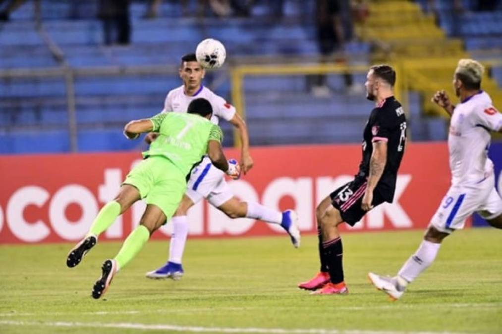 El portero del Olimpia, Edrick Menjívar, salió con todo para despejar este balón de cabeza afuera de su área.