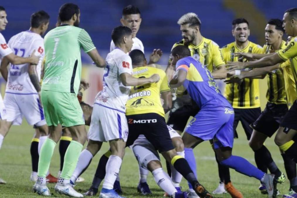 Durante el zafarrancho entre jugadores del Real España y Olimpia, se vio como Buba López era uno de los más molestos y se lanzó contra varios jugadores del club albo.