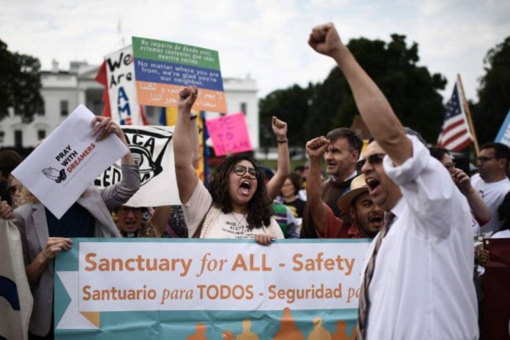 Inmigrante y simpatizantes se congregaron frente a la rente a la Casa Blanca el 5 de septiembre de 2017 en Washington DC, durante un mitin en apoyo a la Acción Diferida por Llegadas de Niñez (DACA).