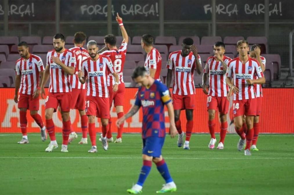Dos perspectivas. Los jugadores del Atlético celebrando el 1-1 mientras que Messi camina cabizbajo al centro del campo.