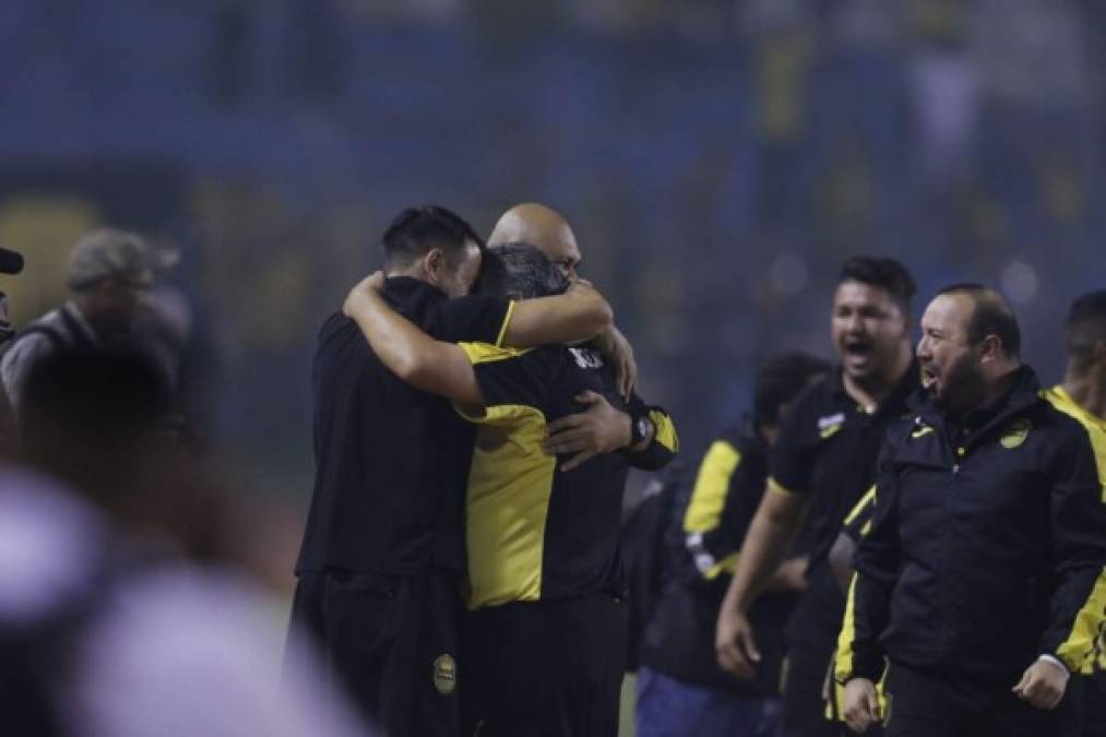 La celebración del entrenador del Real España, Ramiro Martínez, con su cuerpo técnico tras ganarle la Copa Premier al Olimpia.