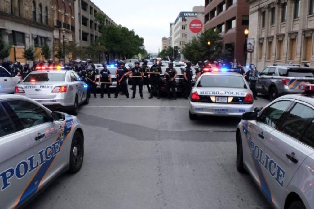 La localidad de 600.000 habitantes está bajo estado de emergencia y la mayor parte del centro está restringido al tráfico por las violentas protestas a raíz de la decisión judicial.