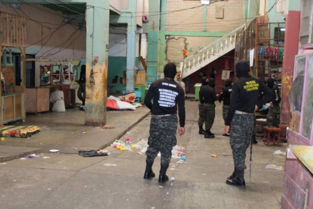 Miembros de la Policía Militar, Fuerza Nacional Anti Maras y Pandillas (FNAMP) y Policía Nacional realizaron una requisa en el modulo de Casa Blanca, en donde revisaron cada uno de los hogares en busca de objetos de uso prohibido para las personas privadas de libertad.