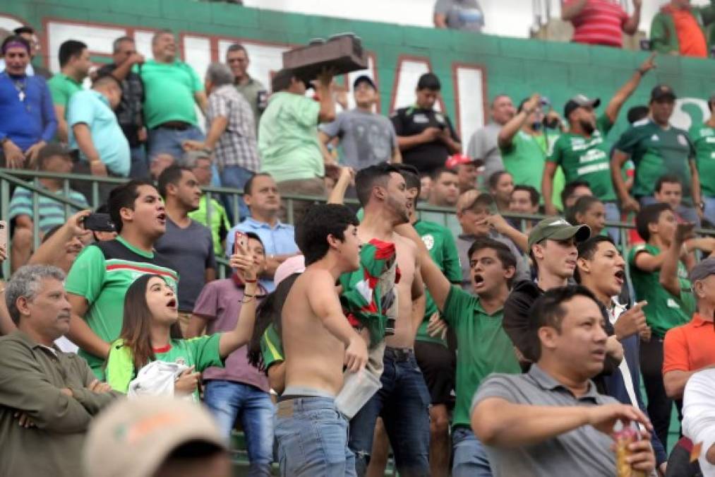 Los aficionados del Marathón alentando a su equipo contra el Real España.