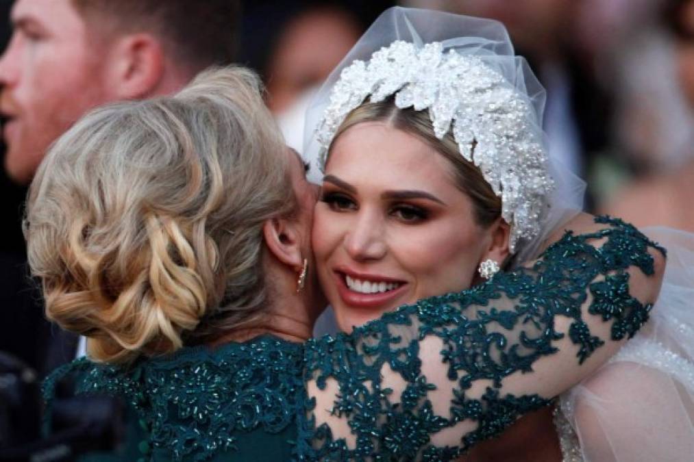 Al concluir la ceremonia, la pareja salió a las puertas de la catedral donde Álvarez saludó y agradeció de lejos al público que gritaba: '¡Canelo, Canelo, Canelo!'