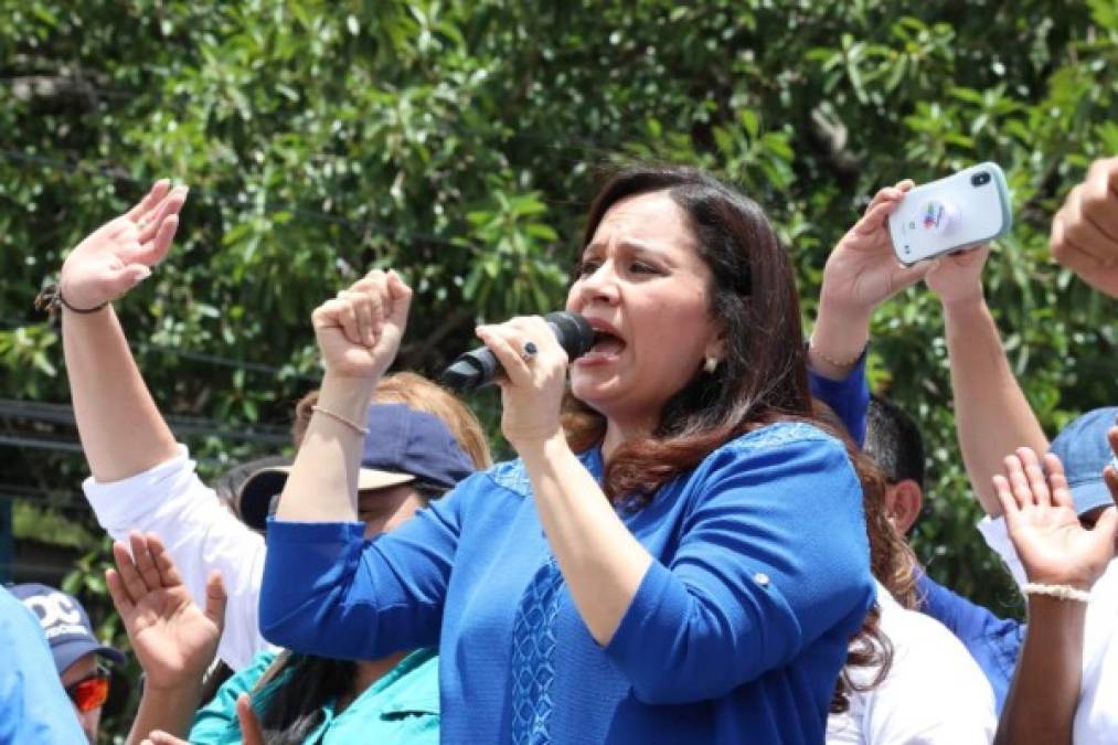 En la concentración figuró la primera dama del país, Ana García, quien abogó porque los hondureños apoyen las medidas del presidente contra la violencia, el crimen y el narcotráfico.