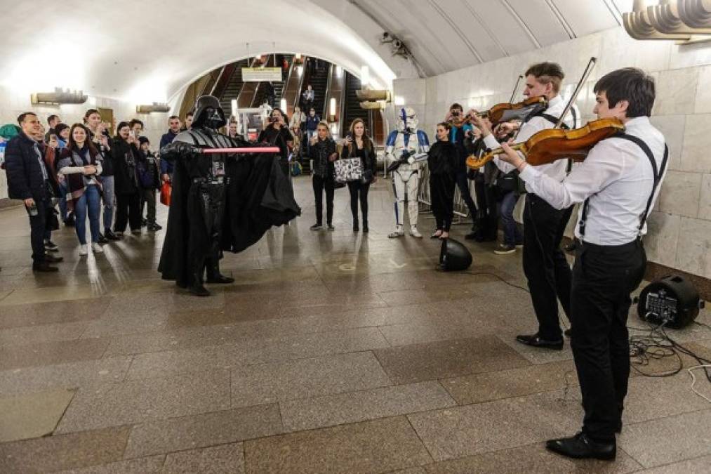 Los personajes de 'Star Wars' fueron recibidos con música en el metro.