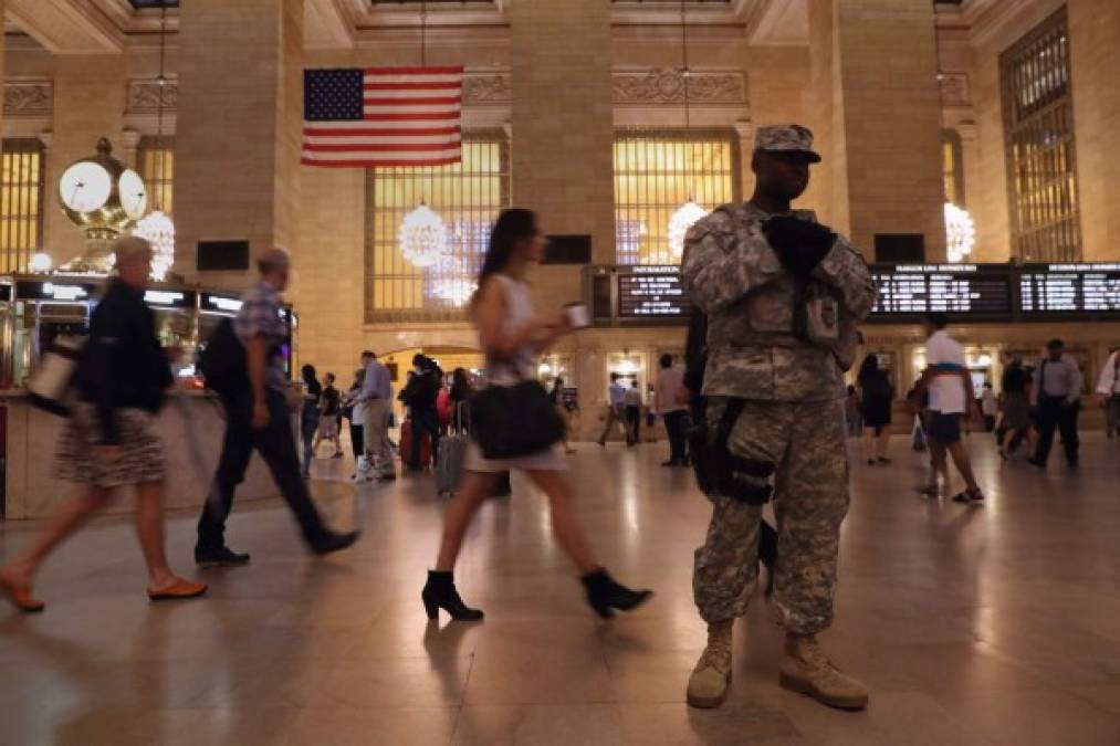 Elementos de la Guardia Nacional también se desplegaron en las terminales de transporte más importantes de la ciudad de Nueva York.