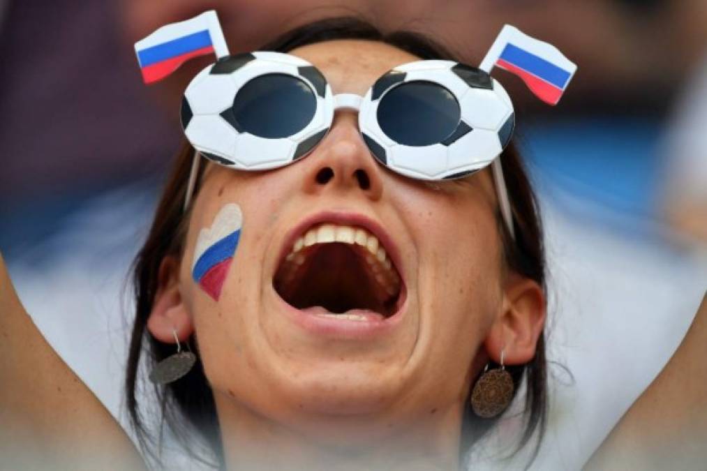 Las rusas engalanaron con su belleza las gradas del Samara Stadium. Foto AFP
