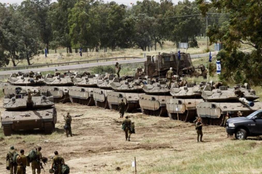 15. Israel: Las Fuerzas de Defensa de Israel cuentan con unos 200,000 soldados profesionales, con reservas de otros 565,000 soldados. Cuenta con un gran equipamiento militar que incluye tanques, aviones, cañones, vehículos blindados, cazas de guerra y 80 cabezas nucleares.<br/><br/>Sus amenazas regionales incluyen a los grupos terroristas Hezbollah y Hamás, sus enemigos Irán y Siria. Es el principal aliado de EEUU en Oriente Medio.