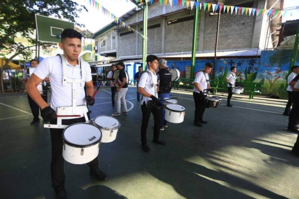 Según dijeron los estudiantes para ellos es un orgullo desfilar el 15 de septiembre y representar a su institución.