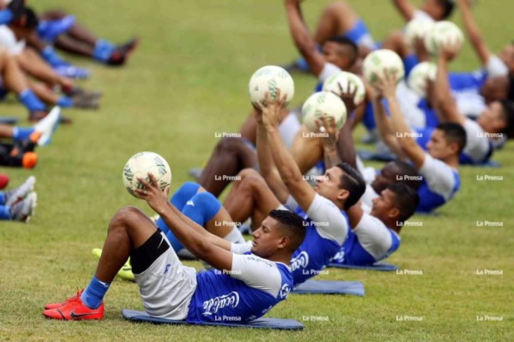 Los jugadores realizando parte del calentamiento de la Selección.