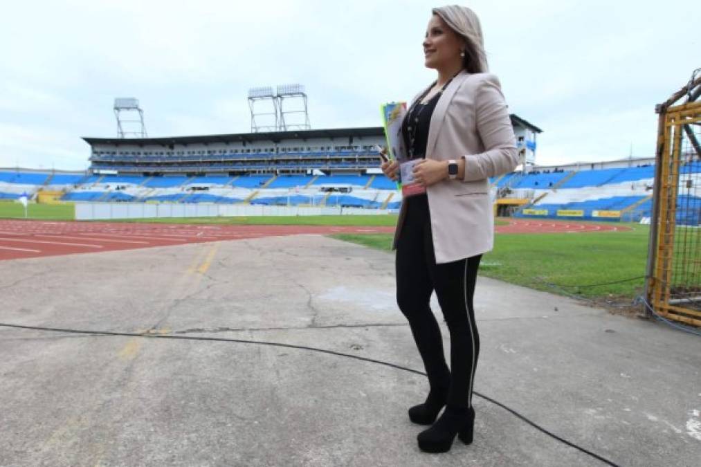 Tanya Rodríguez, periodista de TVC, llegó temprano al estadio Olímpico para laborar en el clásico Real España vs Olimpia.