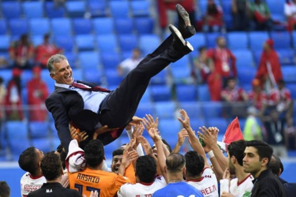 Los jugadores de Irán lanzan al aire a su técnico Carlos Queiroz tras las victorias 1-0 ante Marruecos.