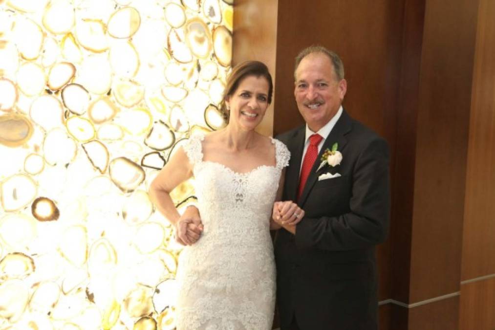 Isabel & Rolando <br/>La boda Bográn Pineda se festejó en el centro de convenciones Copantl. La pareja tuvo seis meses de noviazgo.