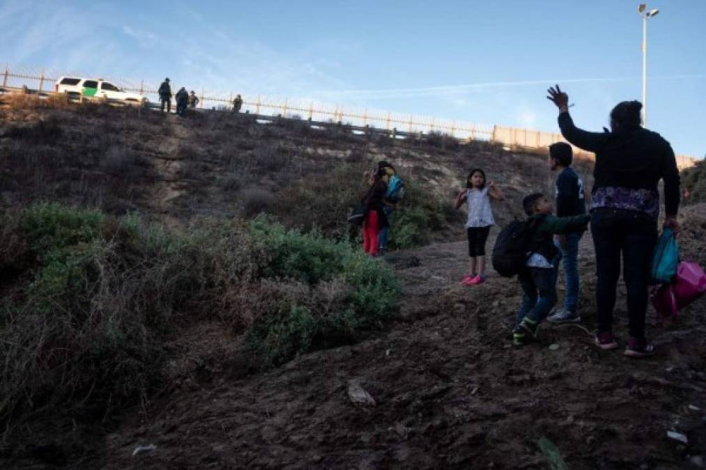 El grupo de migrantes se entregó voluntariamente a los agentes de la Patrulla Fronteriza.