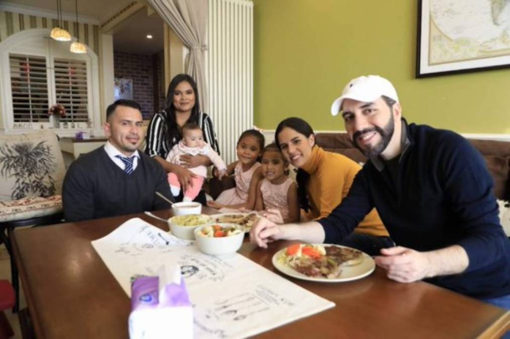 El presidente millennial de El Salvador, Nayib Bukele, causa sensación en redes sociales tras aceptar una invitación para comer pupusas con una familia salvadoreña en Beijing, China, donde se encuentra de gira para buscar inversión y cooperación para ese país centroamericano.