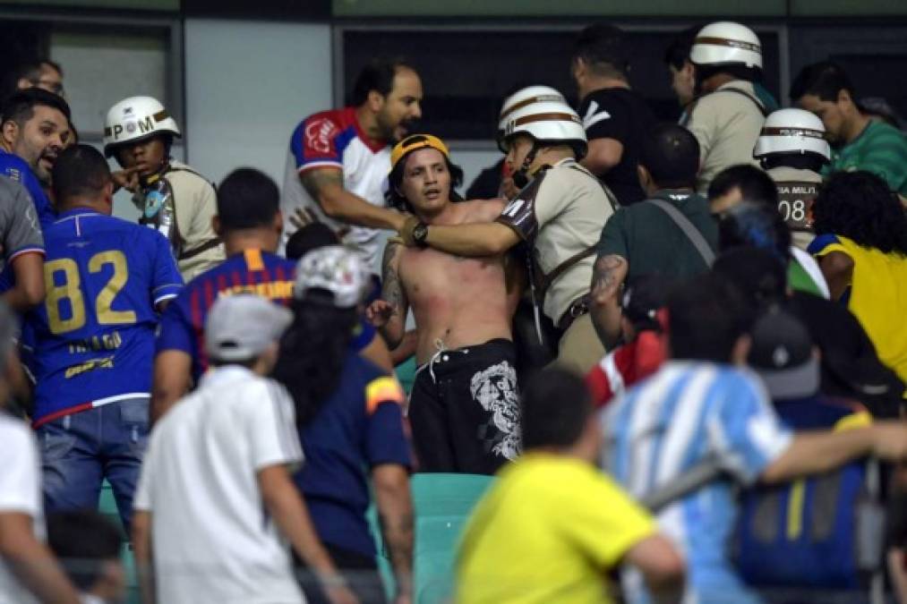 La policía brasileña tuvo que intervenir en una pelea que se provocó entre aficionados en las gradas del estadio Arena Fonte Nova de San Salvador de Bahía.