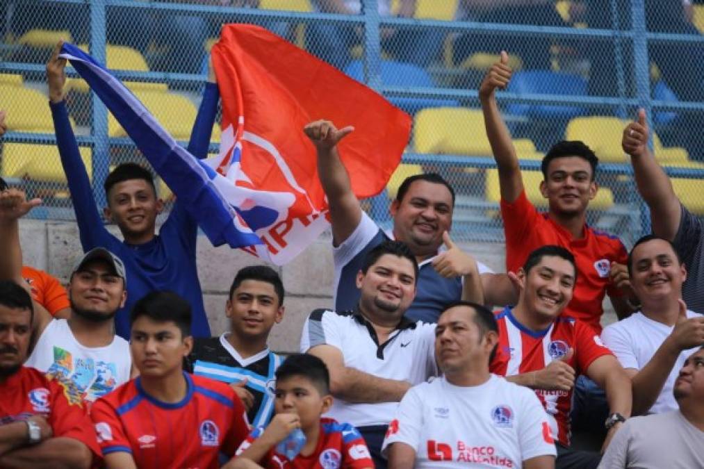 Muchos aficionados del Olimpia se hicieron presente en el estadio Emilio Williams.