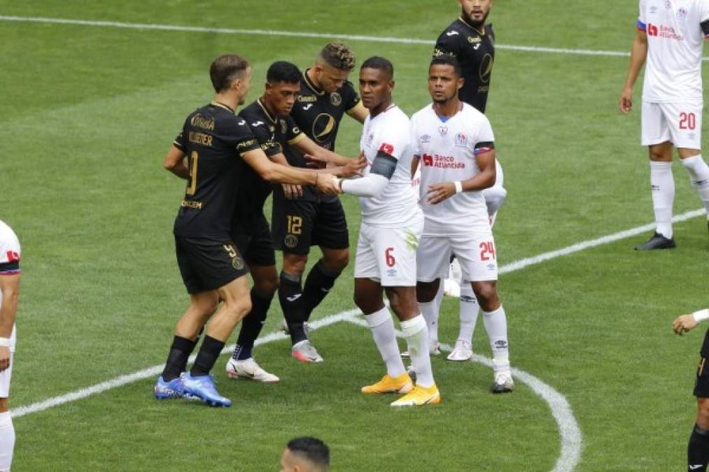 Así se marcaban los jugadores de Motagua a los del Olimpia en un tiro libre.