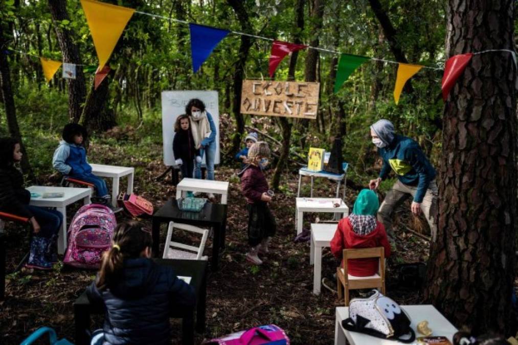 Algunas escuelas decidieron trasladar sus clases a los exteriores para favorecer la distancia social.