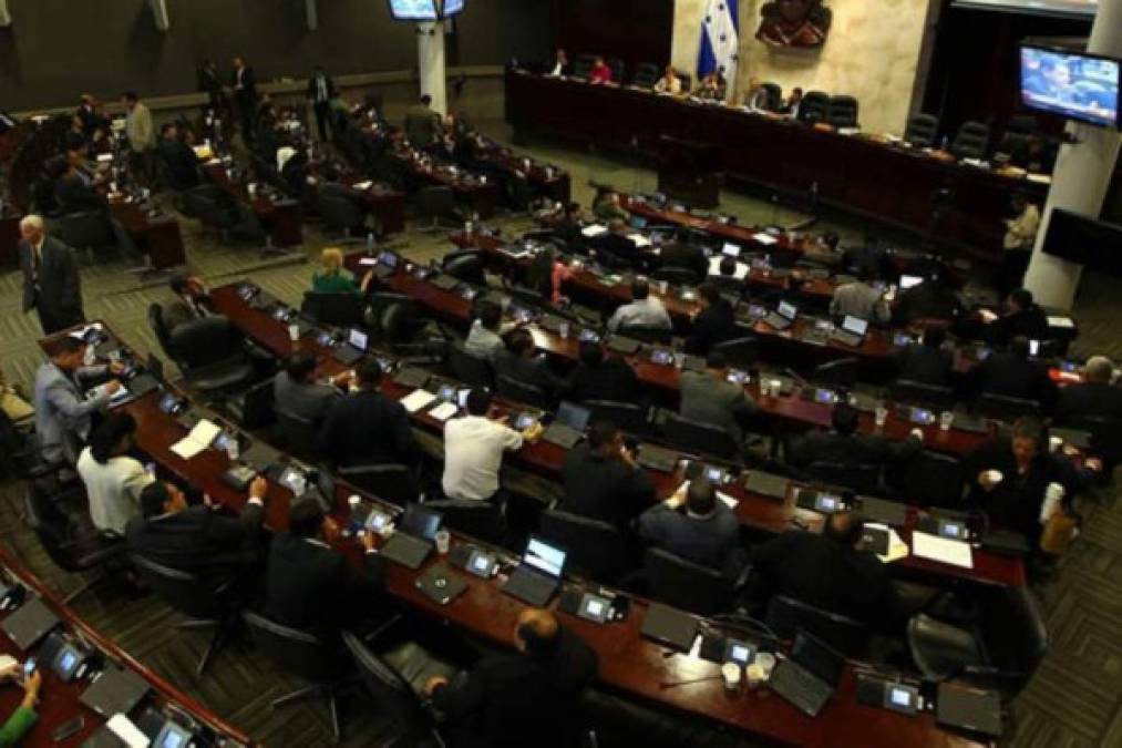 El Congreso de Honduras aprobó un artículo del nuevo Código Penal que castiga como 'terrorismo' hasta con 20 años de cárcel a los promotores de manifestaciones de protesta, denunciaron este miércoles diputados de la oposición. La aprobación la noche del martes del artículo 590 del Código Penal por parte del Congreso, con 32 votos a favor, 33 en contra y una abstención, 'es un retroceso de las libertades públicas', dijo a la AFP el diputado del partido Libertad y Refundación (Libre, izquierda), Rasel Tomé.