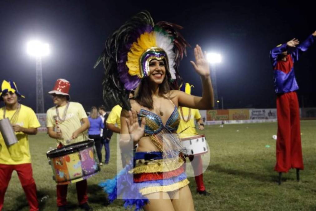 Bellas bailarinas pusieron el ambiente en la grama del Humberto Micheletti.