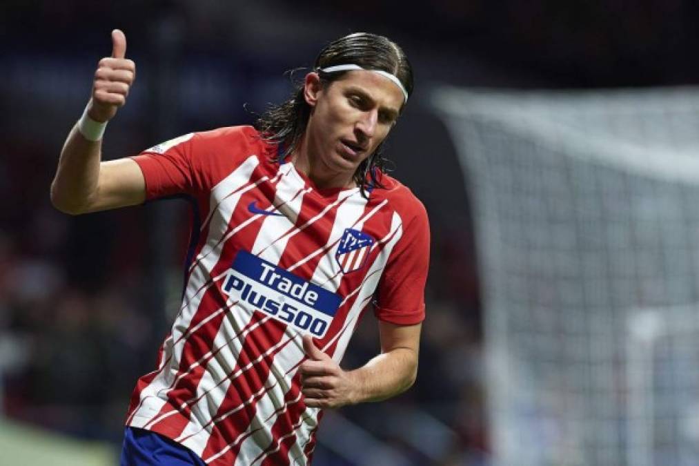 La Juventus piensa en el lateral izquierdo del Atlético de Madrid, Filipe Luis, actualmente lesionado de gravedad para sustituir a Alex Sandro. Según La Gazzetta dello Sport, la Juve se habría puesto en contacto con Jorge Mendes, agente del jugador, para tantear la posibilidad de traspaso.