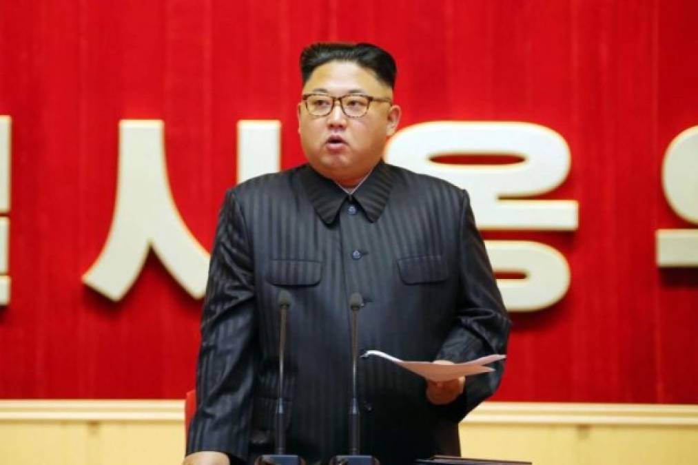El líder norcoreano Kim Jong Un, de 35 años, asumió el poder tras la muerte de su padre Kim Jong-il. El nuevo dictador llegó a la presidencia con tan solo 27 años de edad en el 2011. Desde entonces ha apostado por convertir a Corea del Norte en una potencia nuclear.