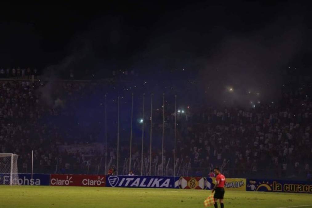 La barra del Olimpia hizo su show en el sector de populares y festejó el triunfo ante Motagua.