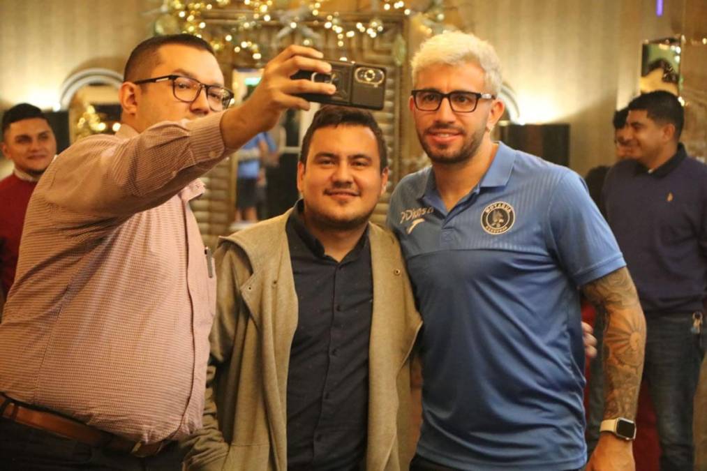 El goleador argentino posando con dos aficionados que le pidieron una selfie en la noche del banderazo.