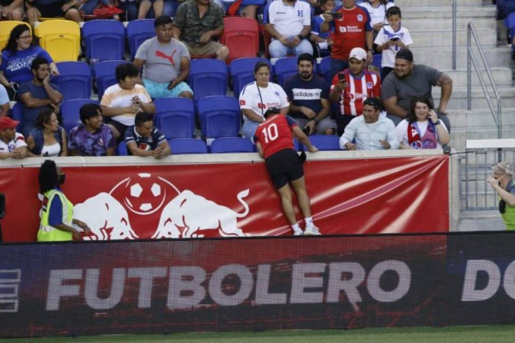 El espontáneo subiendo de regreso a las gradas del estadio.