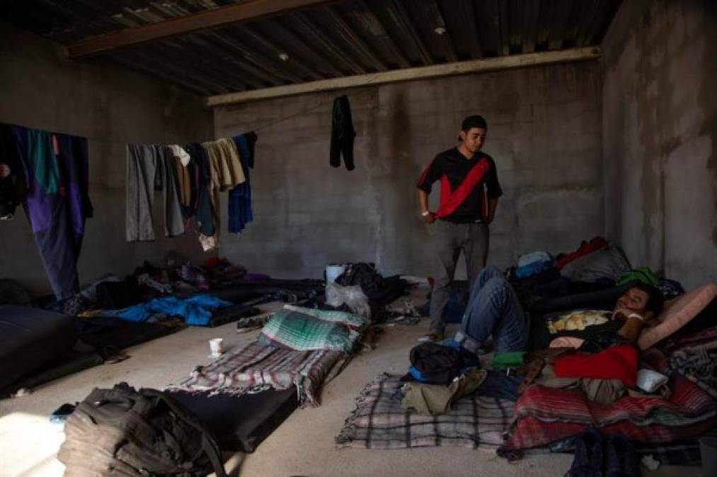 Al finalizar la jornada laboral, los migrantes regresan al albergue donde pierden su turno para cenar o desayunar debido a sus horarios de trabajo.