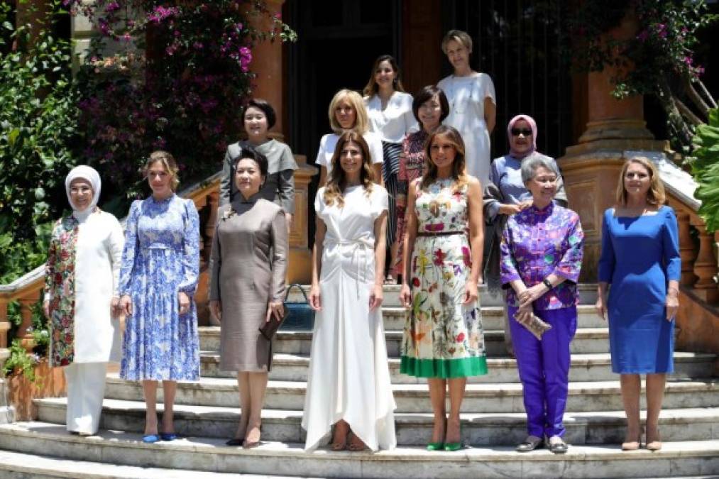 Entre las presentes figuran Melania Trump, esposa del mandatario de Estados Unidos; la francesa Brigitte Macron; Emine Erdogan, esposa del presidente de Turquía, y Sophie Gregoire Trudeau, del primer ministro de Canadá.