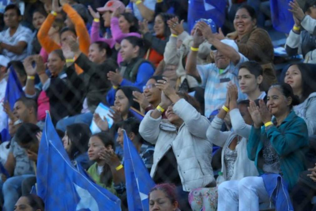 Ciudadanos hondureños del Partido Nacional aplauden previo a la toma del poder.